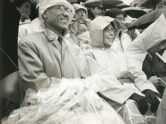 1963年、河本春男氏（手前）とエリーゼ・ユーハイム社長。サッカーを観戦しながら会社の方針を決めたこともあった。