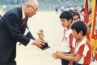 河本春男・神戸FC会長。1980年、神戸少年サッカー表彰式で